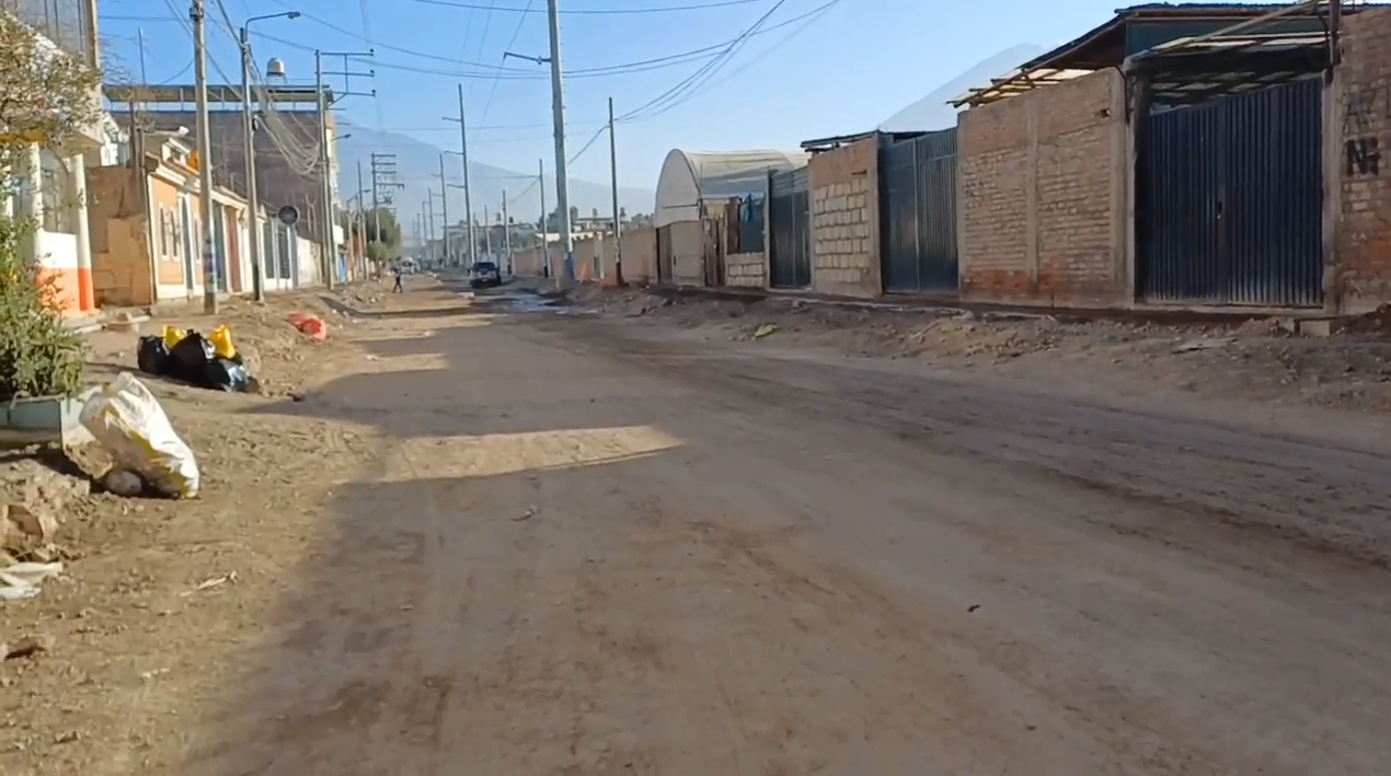 Obra paralizada en la Av. Las Peñas afecta a vecinos y comercios.