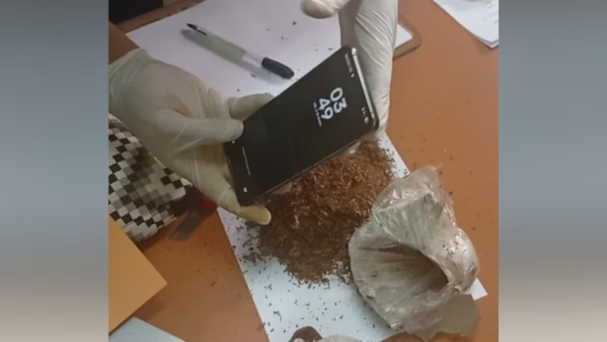 Detienen a dos mujeres por intentar ingresar celular y alcohol al penal de Socabaya