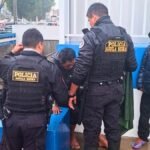 Policía rescata a dos personas atrapadas en torrentera tras intensas lluvias en Arequipa