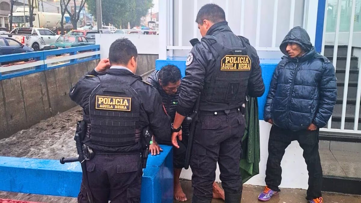 Policía rescata a dos personas atrapadas en torrentera tras intensas lluvias en Arequipa