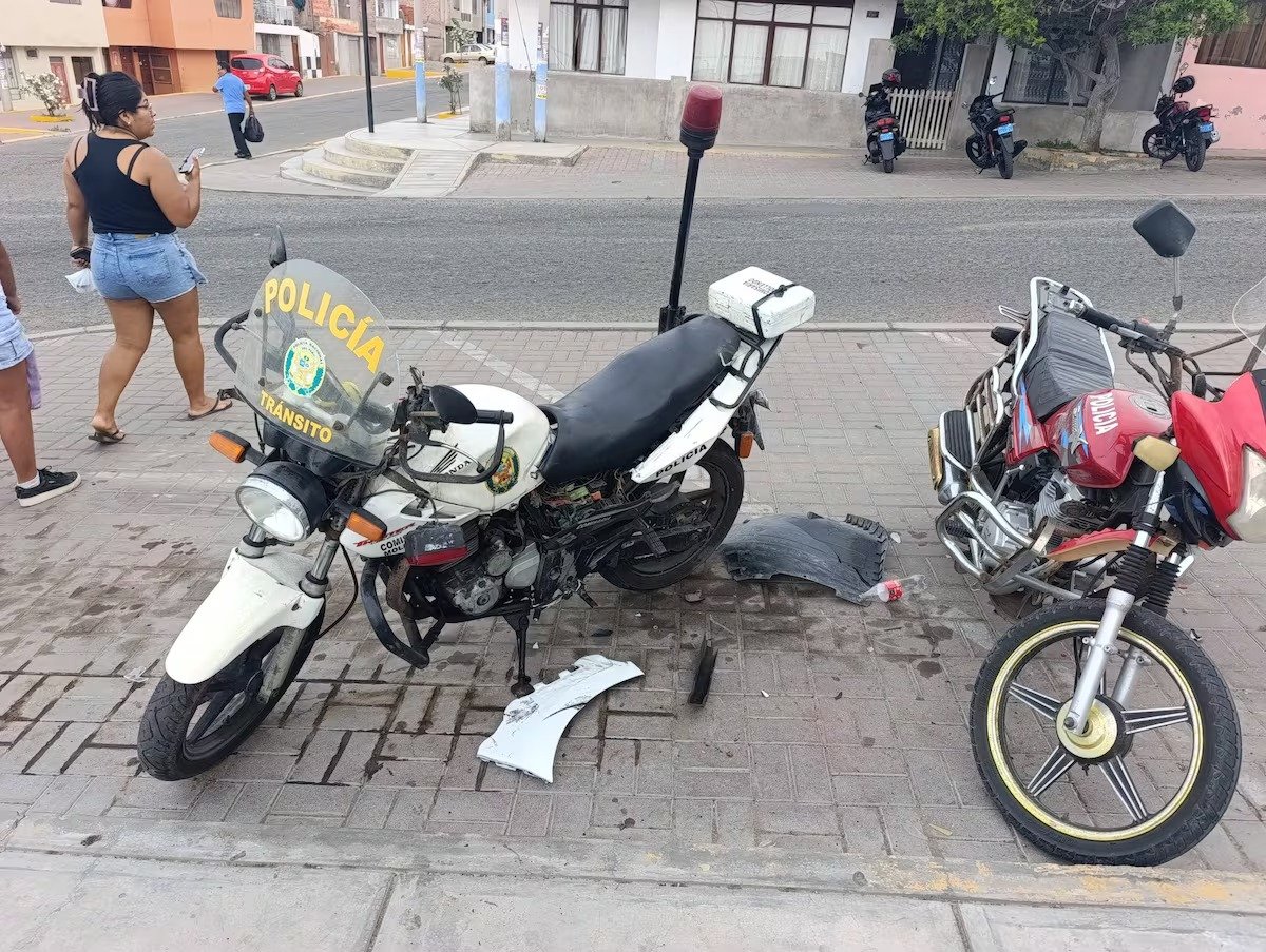 Mollendo: conductor en presunto estado de ebriedad impacta y daña dos motos policiales