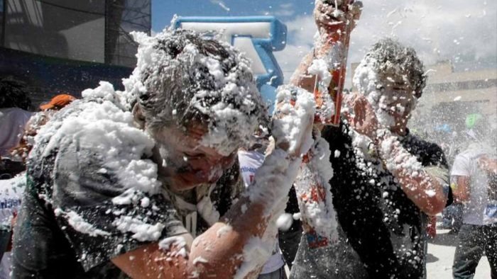 Alerta en Arequipa: 17 casos de conjuntivitis química por espumas y polvos de carnavales