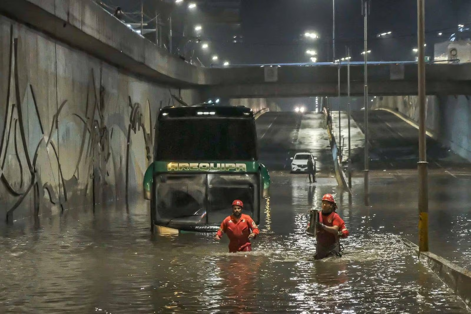 Variante de Uchumayo se inunda por tercera vez y supera el metro ochenta de altura