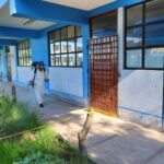 Bustamante fumiga colegios para un retorno seguro a las aulas