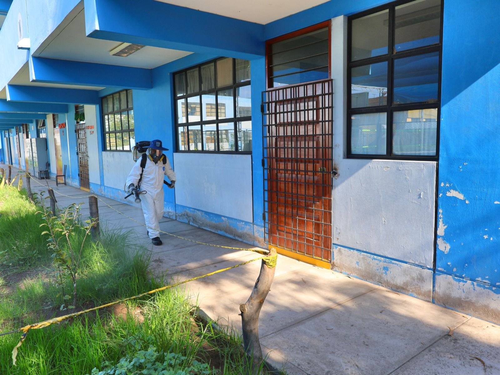 Bustamante fumiga colegios para un retorno seguro a las aulas