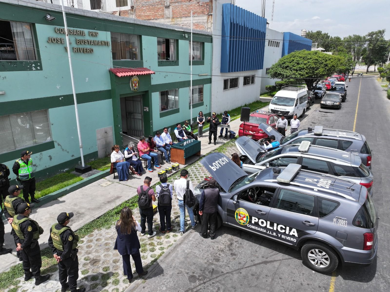 Municipalidad refuerza seguridad con donación de baterías para la Policía