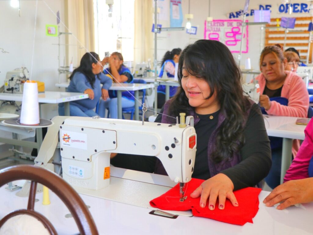 Bustamante impulsa emprendimiento femenino con curso de confección textil 2026