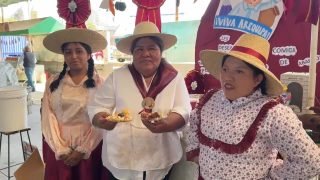 Más de mil platos típicos y chicha de guiñapo se repartieron gratis en la feria La Marina por aniversario de Arequipa.