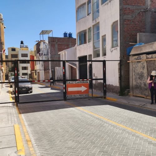 Vecinos denuncian rejas ilegales que bloquean tránsito en José Luis Bustamante y Rivero.