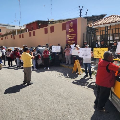 Pobladores de Paucarpata protestan contra fallo judicial que los excluye de elecciones comunales.