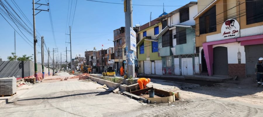Aceleran los trabajos en la Av. Francisco Mostajo ante el inicio de PERUMIN 37.