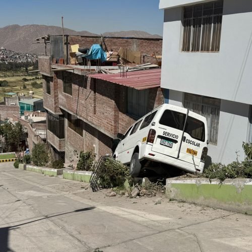 Miniván escolar se despista en Bustamante y Rivero, y deja cinco niños heridos