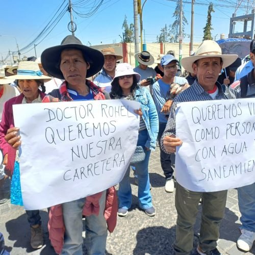 Pobladores de Cayarani protestan contra el Gobierno Regional por abandono de carretera en Condesuyos.