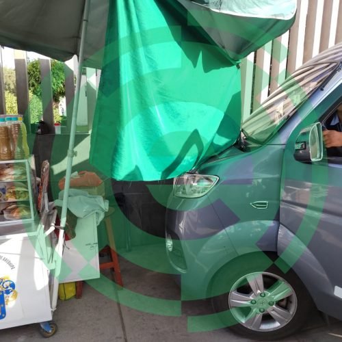 Movilidad escolar pierde el control y casi atropella a vendedoras en la Av. Venezuela.