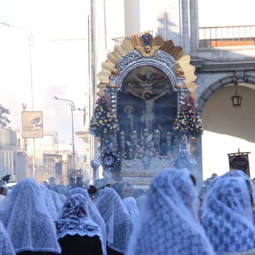 Fieles se preparan para la última procesión del Señor de los Milagros en Arequipa