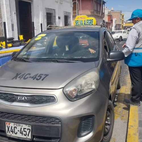 Municipalidad de Arequipa llevó al depósito 34 taxis informales durante operativos de control