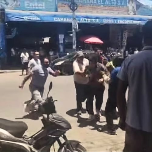 Violenta pelea entre choferes de minivan por pasajeros genera pánico en Camaná