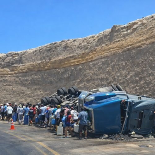 Tráiler se despista en Quilca y pobladores saquean carga de aceite
