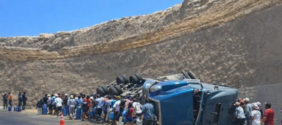 Tráiler se despista en Quilca y pobladores saquean carga de aceite