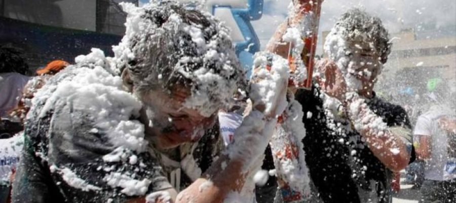 Alerta en Arequipa: 17 casos de conjuntivitis química por espumas y polvos de carnavales