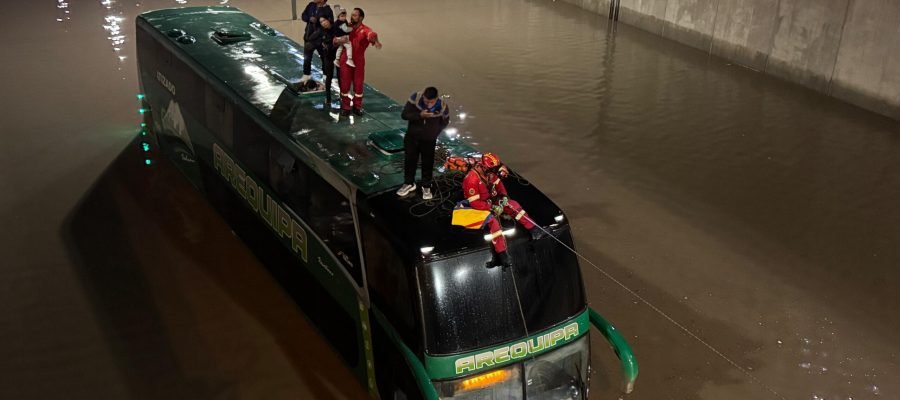 Rescatan a pasajeros atrapados en bus en la Variante de Uchumayo