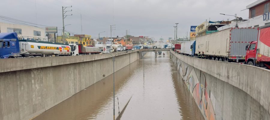 Variante de Uchumayo se inunda por tercera vez y supera el metro ochenta de altura