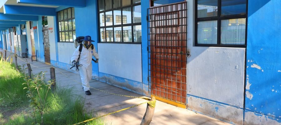 Bustamante fumiga colegios para un retorno seguro a las aulas