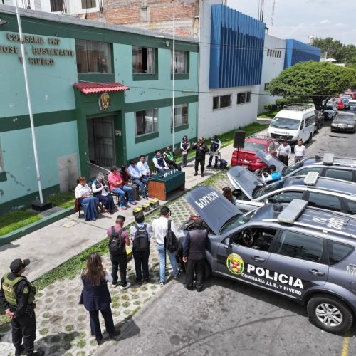 Municipalidad refuerza seguridad con donación de baterías para la Policía