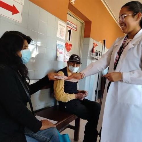 Alta demanda por vacuna contra la fiebre amarilla genera largas colas en el Honorio Delgado Espinoza